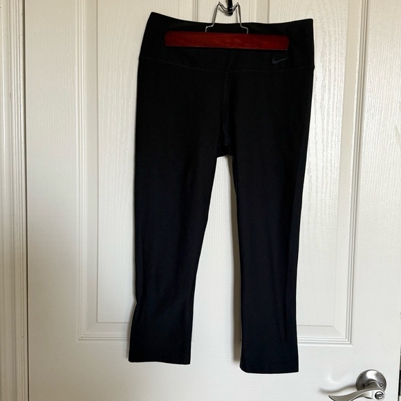 Nike: Black Crop Leggings with Form-Fitting Design - Size S - Picture 2 of 7